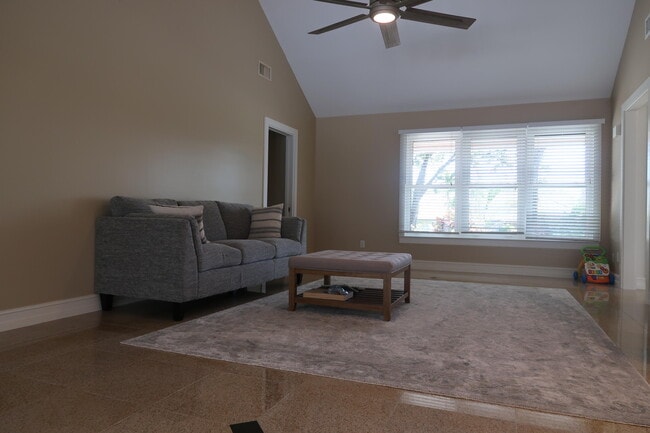 Building Photo - 1087 NE Quinn Pl
