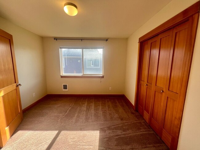 Building Photo - West Seattle Townhouse