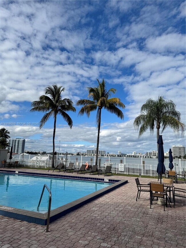 Building Photo - 2821 N Miami Beach Blvd