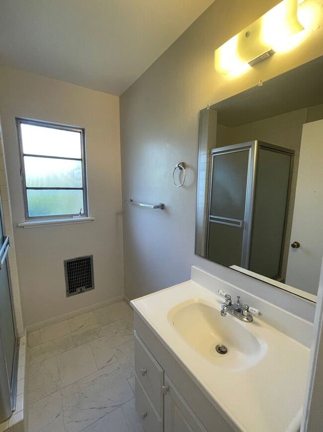 Building Photo - Charming Home on Cul-de-Sac