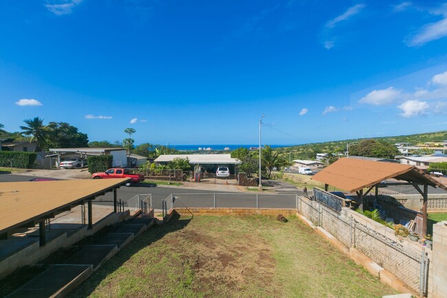 Building Photo - Amazing views, spacious floorplan, bonus f...
