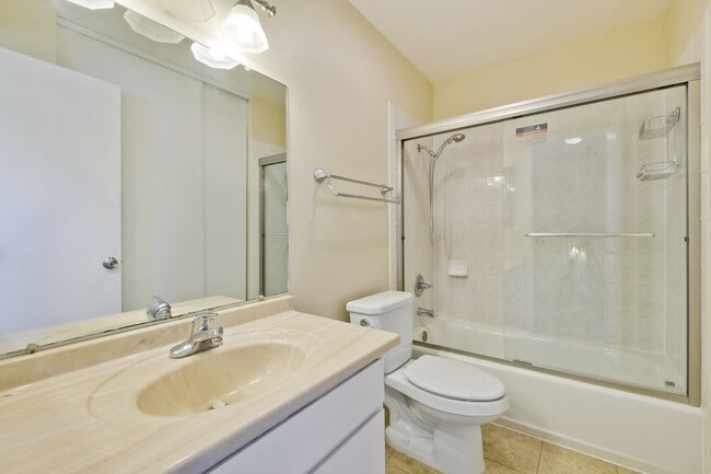 Building Photo - Reduced-Beautiful 3 bedroom 2 bath Single Family Home $4395