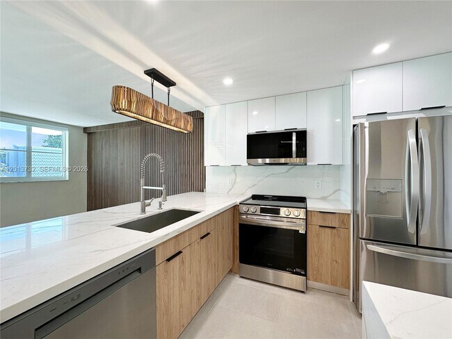 Building Photo - 1145 Normandy Dr