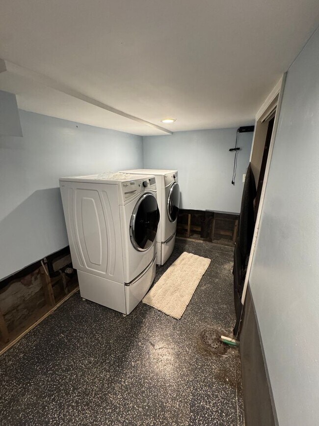 Building Photo - Charming 2 Bedroom 2 Bathroom House in Lawrenceville!