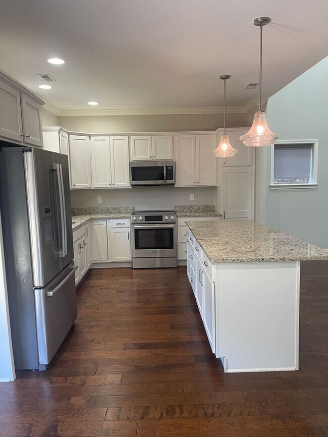 Building Photo - Beautiful 4-Bed, 3-Bath Bungalow in Highly Desirable Farragut!