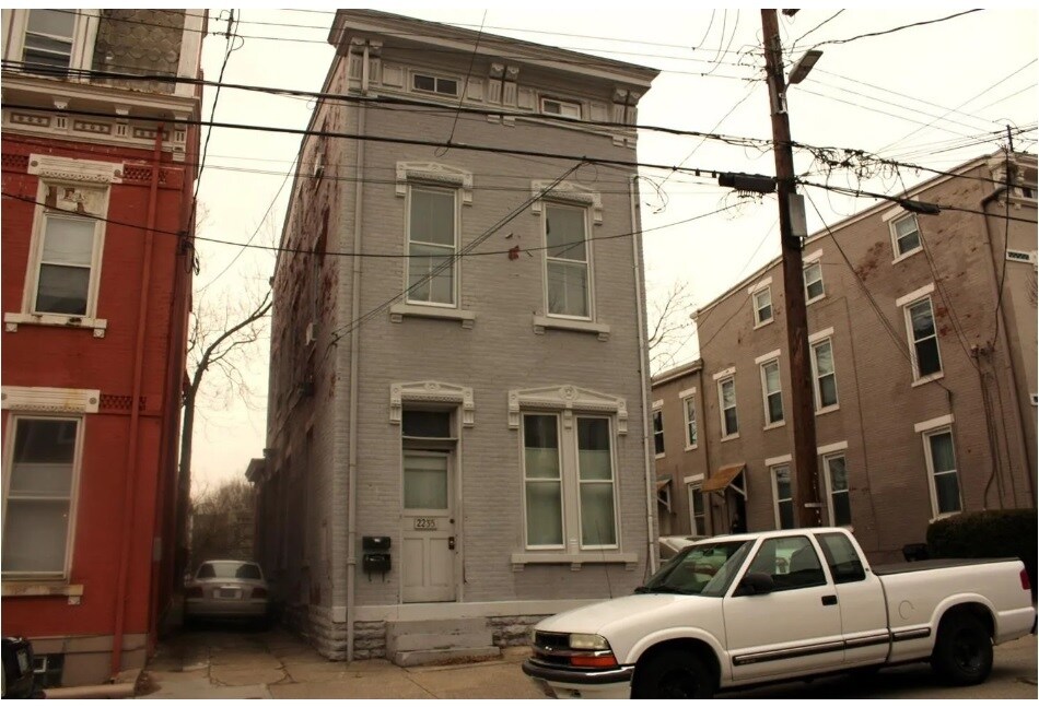 Exterior - 2235 Victor St