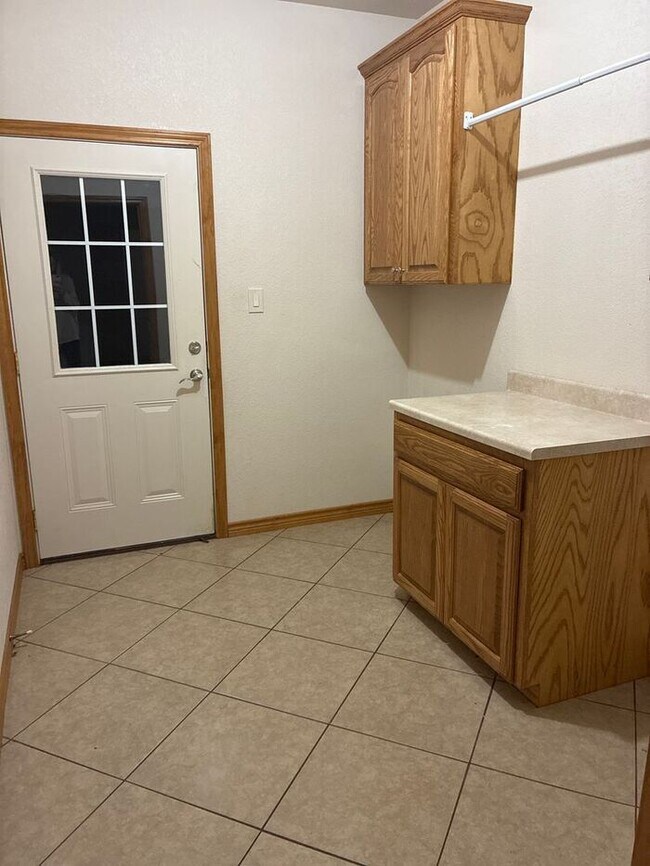 Building Photo - 5BR/3BA w/ Fenced Yard + Covered Parking in Seguin, TX