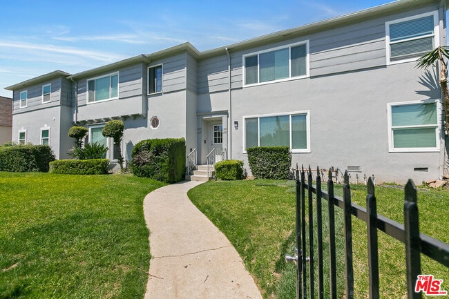Building Photo - 5454 S San Vicente Blvd