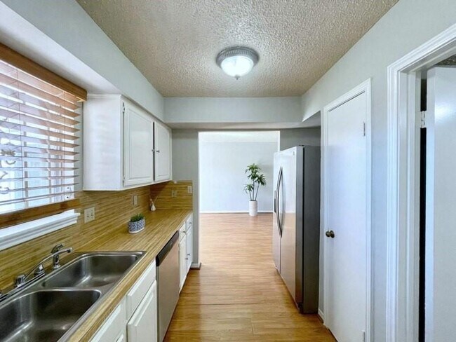 Building Photo - 9242 Westwood Village Dr