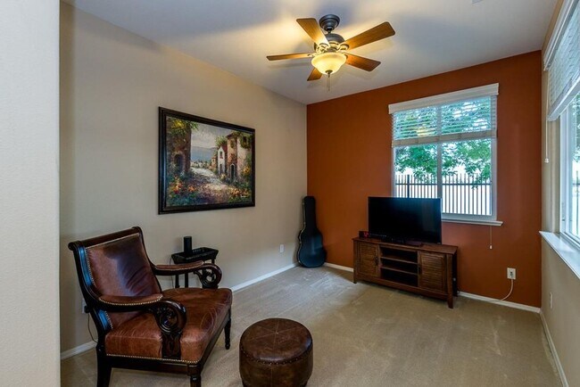 Building Photo - Updated North Clovis 3/2