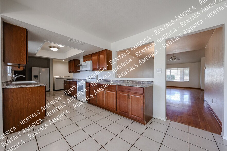 Building Photo - 710 W Alamo Dr