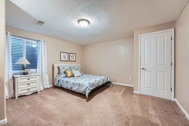 Building Photo - 16352 Parkside Dr