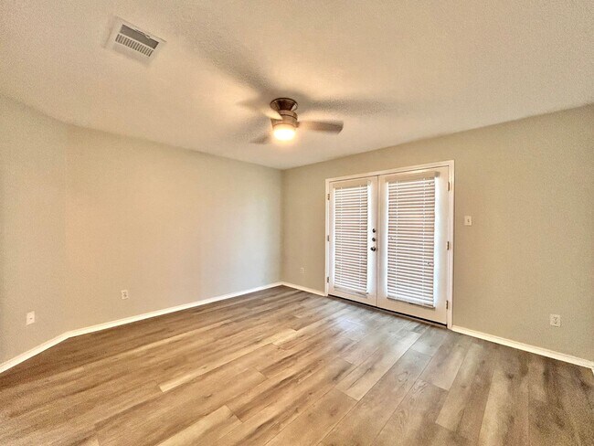 Building Photo - Spacious 4/BR 3/BA One-Level Home with Lar...
