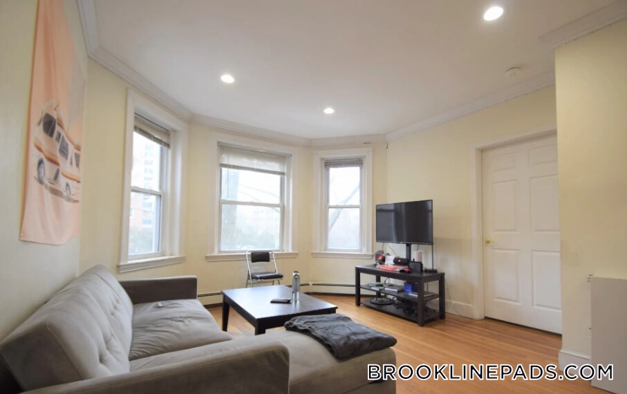 Building Photo - 73 Thatcher St