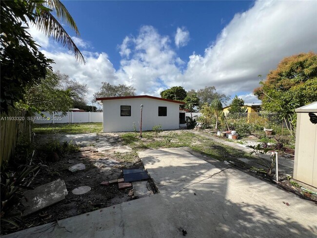 Building Photo - 1763 Lauderdale Manor Dr