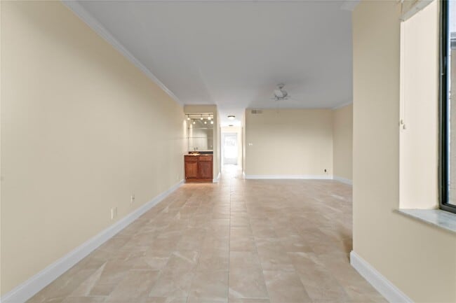 Building Photo - 817 SE 12th Ct