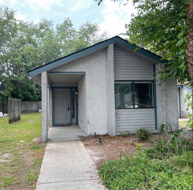 Primary Photo - 910 Brett Dr