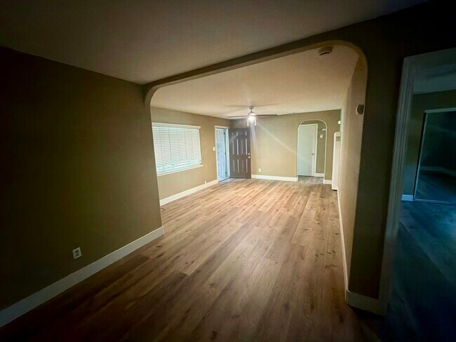 Building Photo - 4683 E Thomas Ave