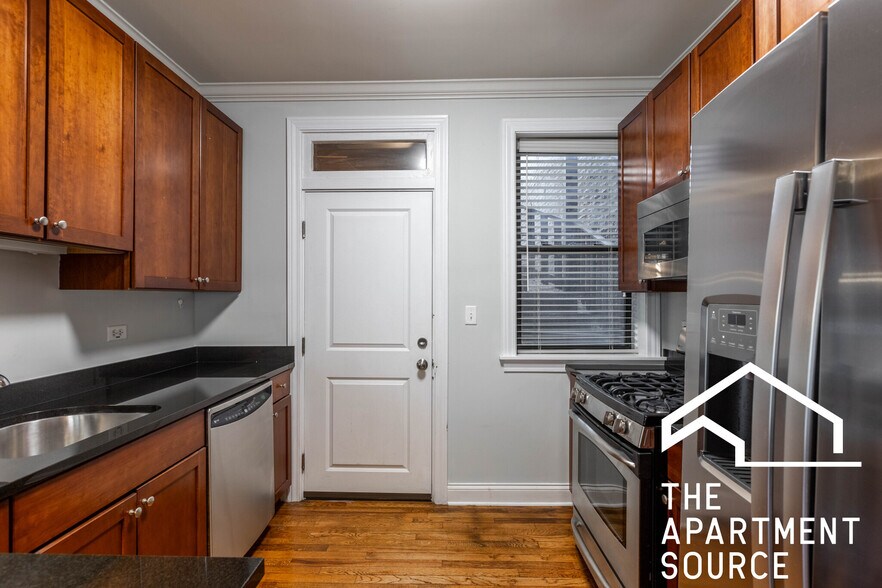 Building Photo - 736 W Addison St