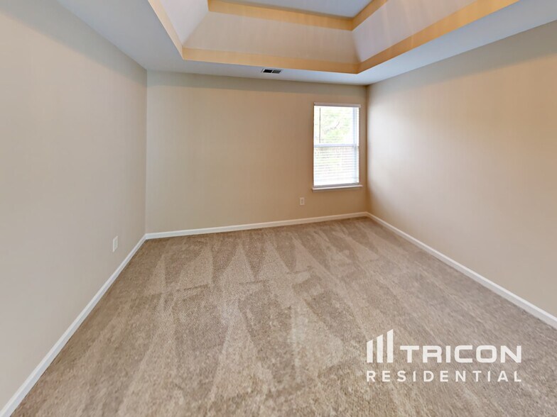 Building Photo - 11051 Southwood Dr