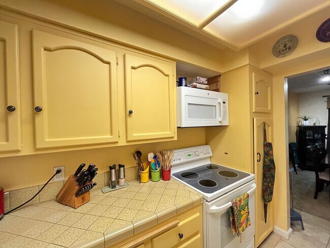 Building Photo - Very Nice Condo! 3 Miles to Cal Poly Groups Welcome Available June