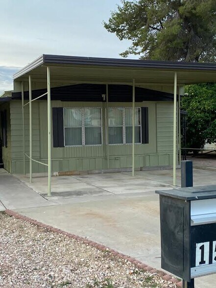 Building Photo - 1543 E Grovers Ave
