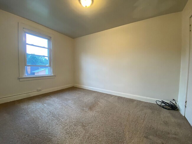 Building Photo - Stunning Two Bedroom Apartment in Oakland! Washer & Dryer Hook-Ups in Basement! Call Today!