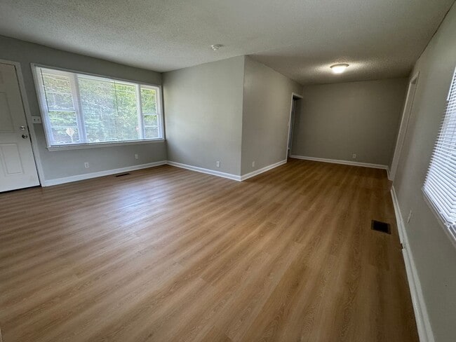 Building Photo - 1728 Dogwood Dr