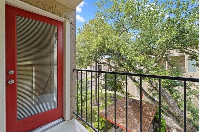 Building Photo - 10855 Meadowglen Ln