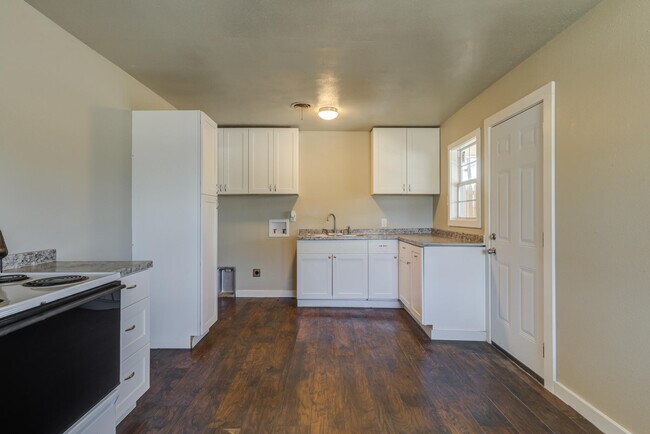 Building Photo - 1702 E 2nd St