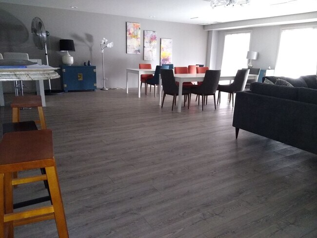 Building Photo - Amazing Penthouse 2 Bedroom 2 Bath With Mo...