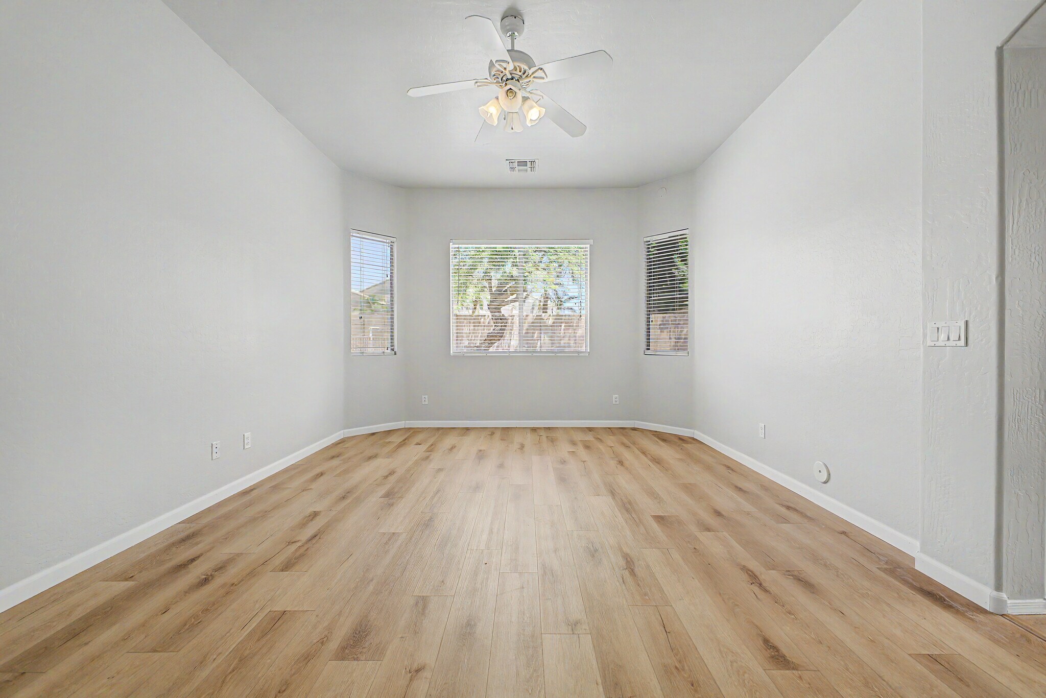 Building Photo - 8634 E Hillview St
