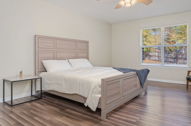 Building Photo - 4 bedroom 2 bathroom