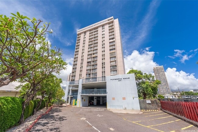 Building Photo - Views of Waikiki - 2 Bed/1 Bath Located in the Plumeria Hale (Kapiolani) Available NOW!