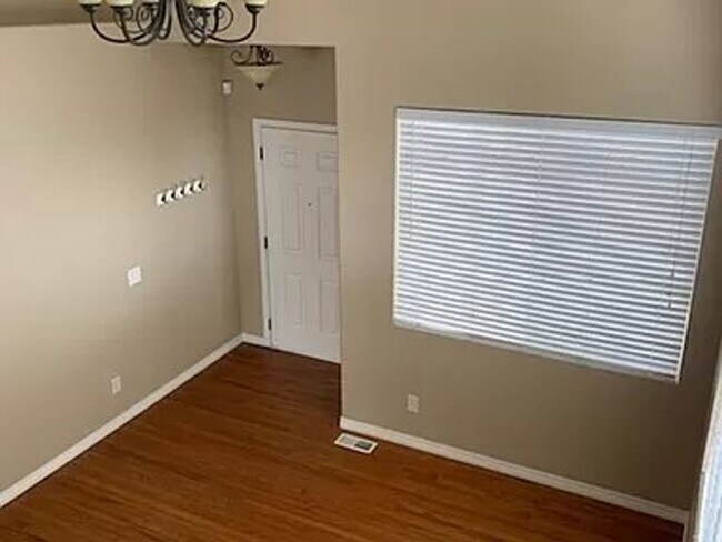 Building Photo - Beautiful 3 bed, 3 bath in D49