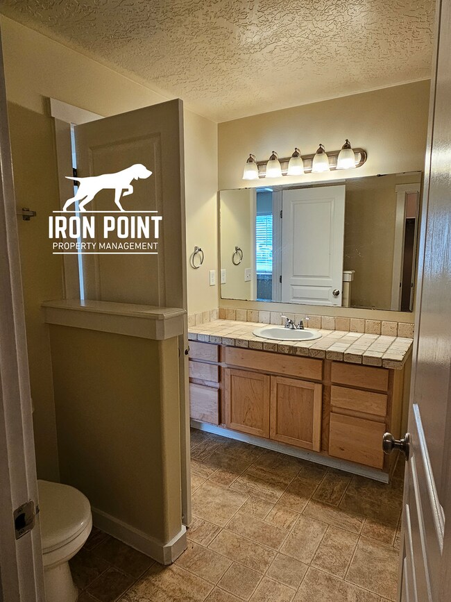 Building Photo - 3bed/2bath w/3 car garage, upstairs bonus room, vaulted ceilings, & fenced yard.