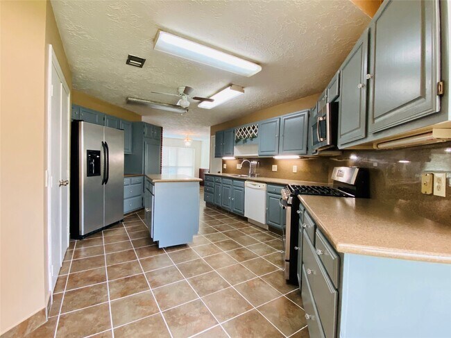 Building Photo - 2001 Highland Hills Dr