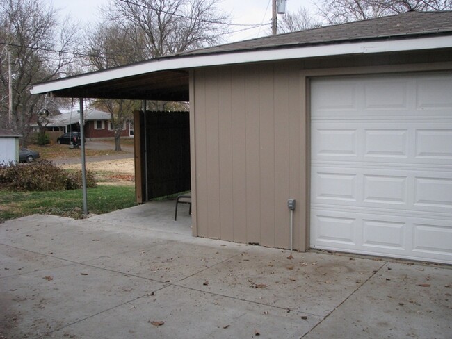 Building Photo - Cozy Home!!!