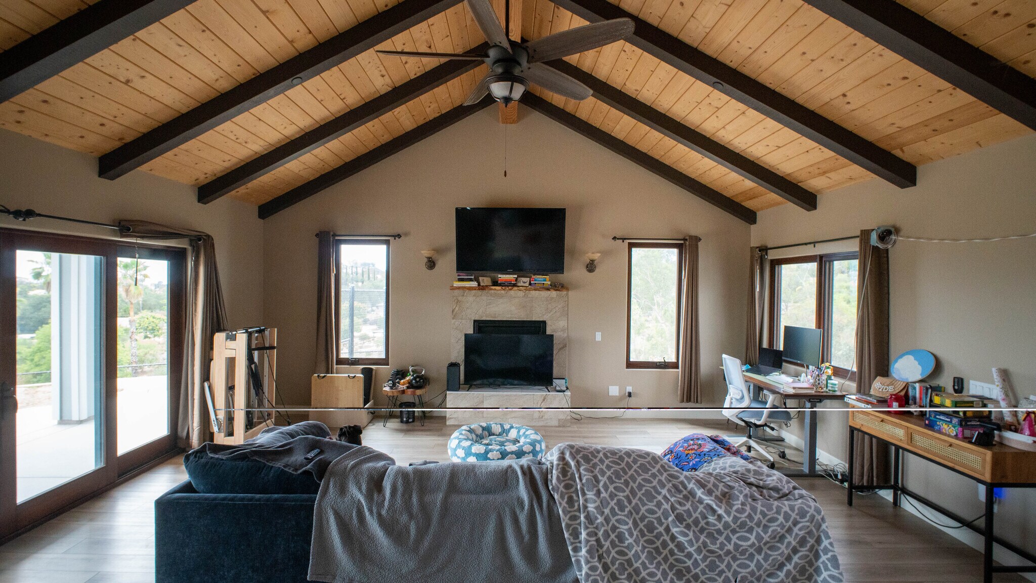 Building Photo - 9941 Los Nidos Ln