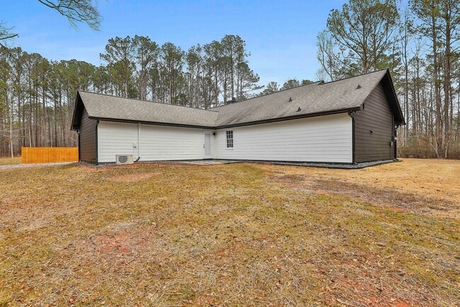 Building Photo - Fully Renovated 4BR Ranch Steps From Serenbe!!! Privacy, Nature & Modern Living