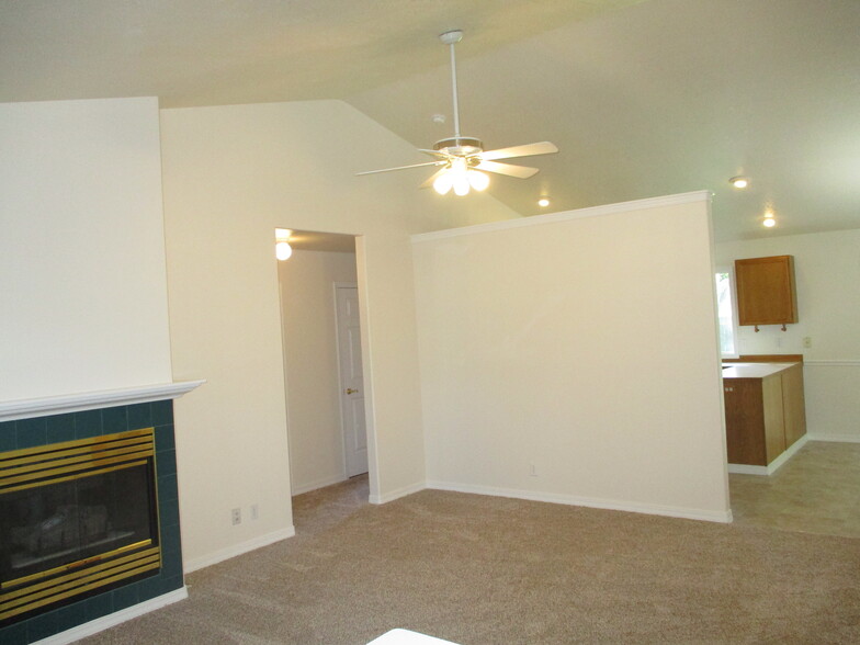 Great room - 2521 E Apricot Dr