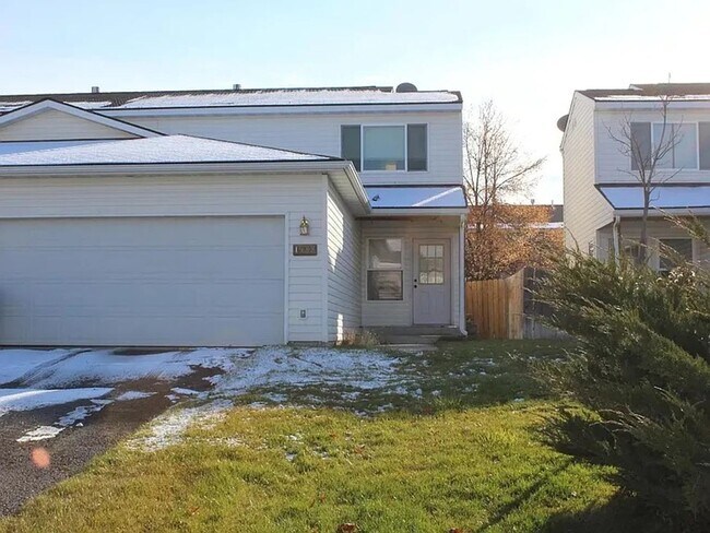 Primary Photo - 3 Bedroom 2.5 Bath Townhouse