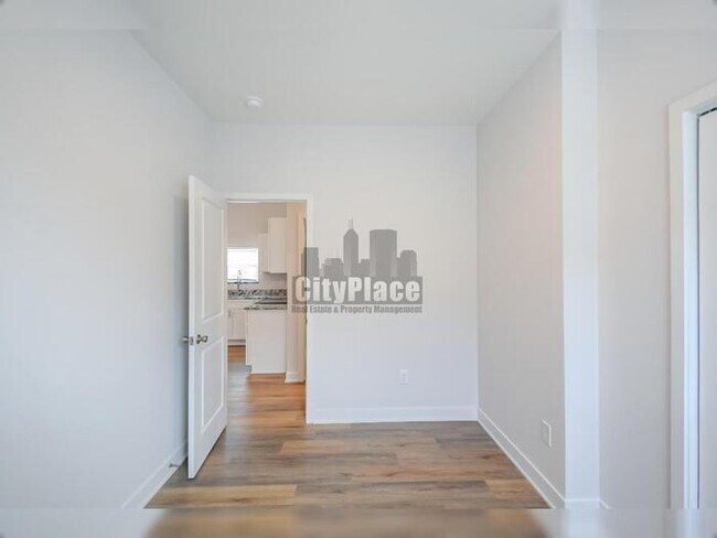 Building Photo - 1135 W 21st St