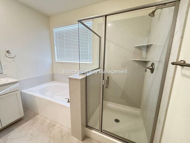 Building Photo - 925 Nelle Dr