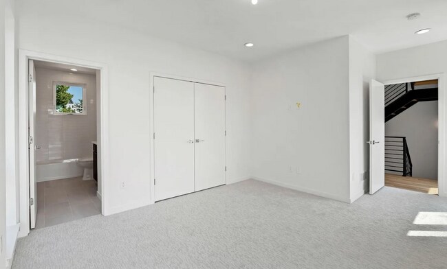 Building Photo - FIRST MONTH'S FREE!! Modern 2 bed, 2.5 bat...