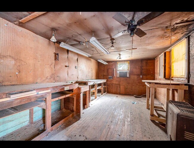 Building Photo - 405 Newton St