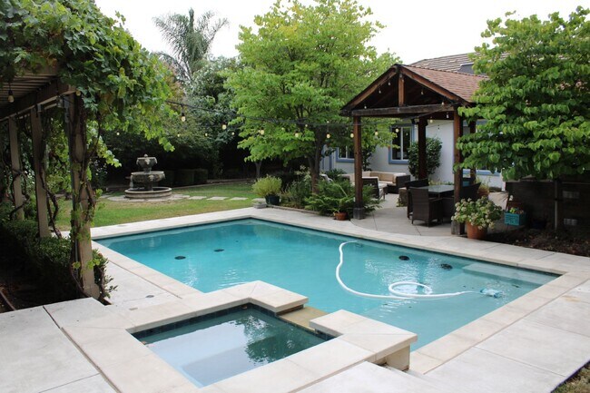 Building Photo - Gorgeous Single Story 3 Bedroom, 2 Bath wi...