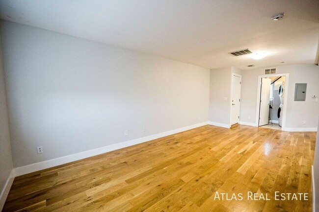 Building Photo - 2nd Floor LoHi 2 Bed 1 Bath with a Private...