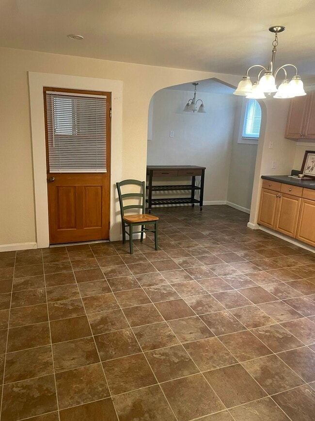 Building Photo - 254 E 4th Ave