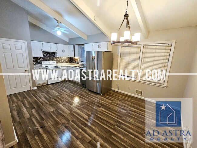 Building Photo - Open 3 Bed 2 Bath Home KCMO!!-Available NOW!!